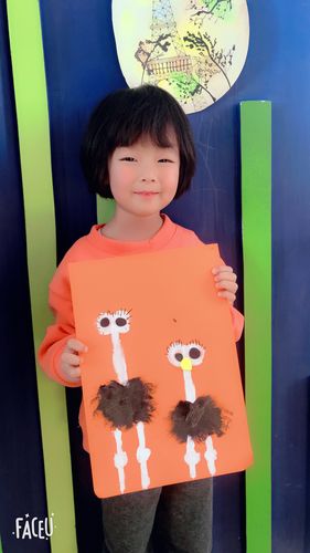 亲二宝贝创意牙刷画～可爱的鸵鸟