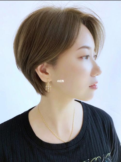 日系气质短发搭配耳饰更时尚哦!_发型_日系_耳饰_时尚