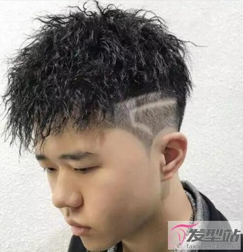 侧面头发采用刻痕设计,使得这款锡纸烫发型更为洋气灵动,发丝修剪得极