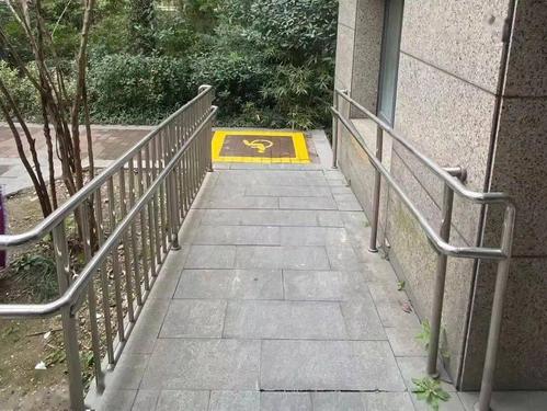 无障碍坡道改造