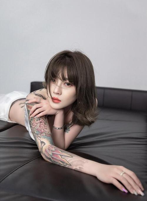 yy国民初恋涵大尺度露背纹身照初恋涵超美纹身全身图片欣赏