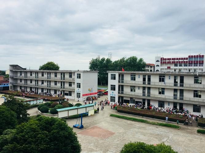 金溪锦绣中学热烈欢迎新同学们!