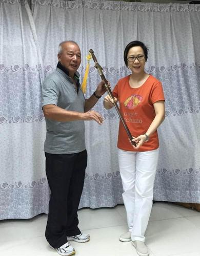 老戏骨刘家荣收女徒弟,转赠哥哥刘家良的宝剑,77岁身手仍灵活