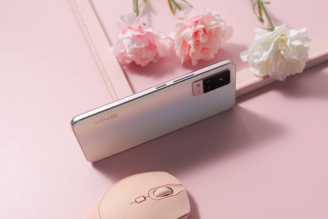 vivo s9外观赏析,炫彩配色成为年轻人的出街潮品