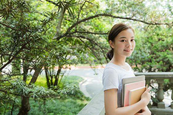 青春大学生抱着书本