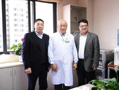 陈立典书记,李灿东校长与国医大师杨春波合影.