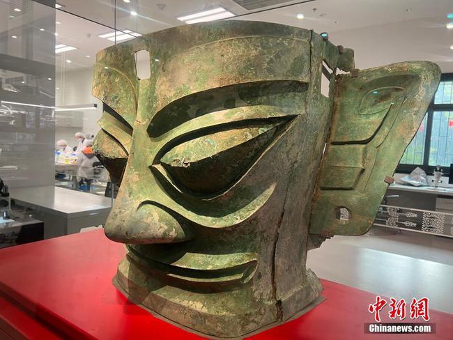 三星堆青铜大面具正式向公众展出