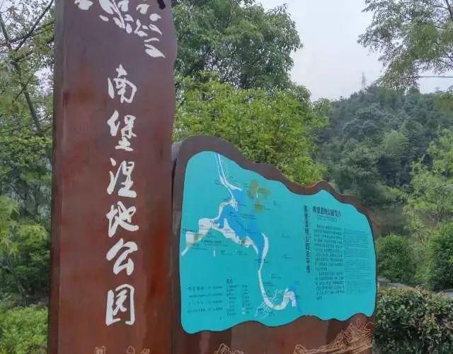 大坝建成于2003年,上面形成了天溪湖水库,下面形成了天水湖水库,也就