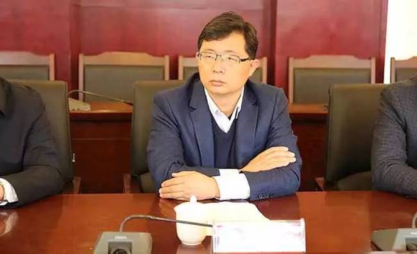 最后,陈永胜校长和唐振明副总裁共同为"内蒙古民族大学中软学院"及"