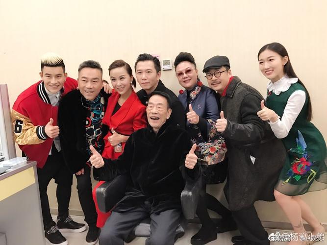 87岁杨少华前往安徽参观古镇,长寿秘诀是喝茶遛弯儿,心里不装事