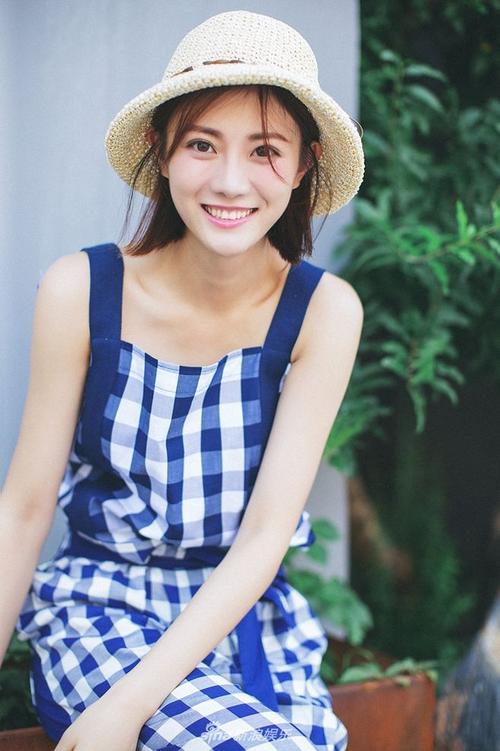 组图:演员牟星随性街拍 笑容淡雅颇有林下风气 : 日前