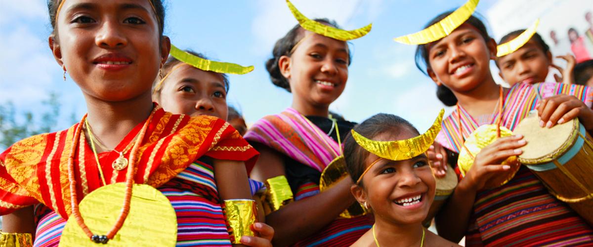 穿着传统服装的东帝汶人参加国际和平日的仪式,每年9月21日为国际和平