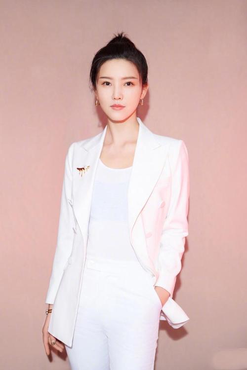 杨子姗真不愧是元气女神白色西装秀纤细身材气质太少女