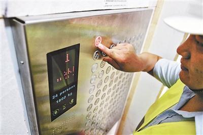 "中国尊"启用超500米跃层电梯