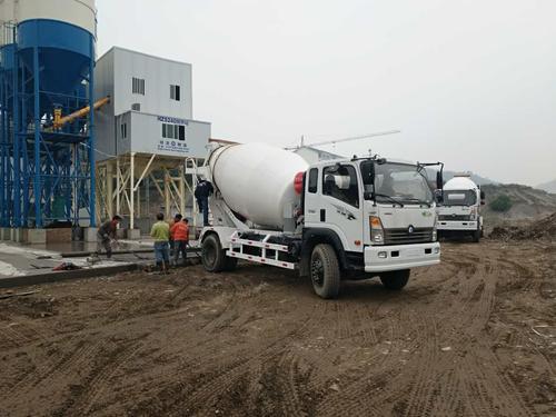重汽王牌混凝土搅拌车现场施工图