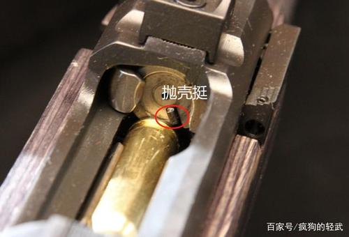 还有就是约束式的抛壳挺在后方机匣内,因此在枪机需要比直推式拉的更