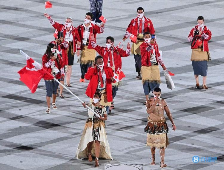 爱了汤加男旗手半裸扛旗展现傲人身材