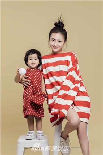 包文婧丸子头少女感爆棚 饺子卖萌变淘气包