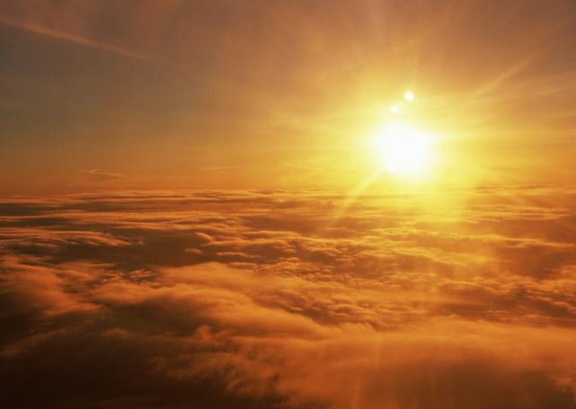 我们用肉眼观察会发现太阳散发着耀眼的光芒,这种光芒让太阳看起来