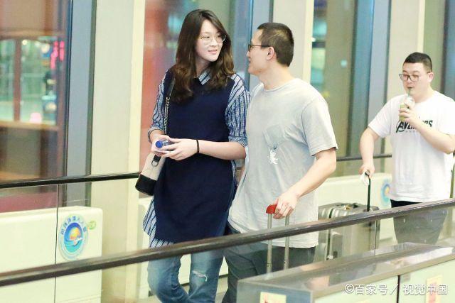 北京,惠若琪现身机场获老公杨臻博接机,两人对视秀恩爱一路狗粮撒不停