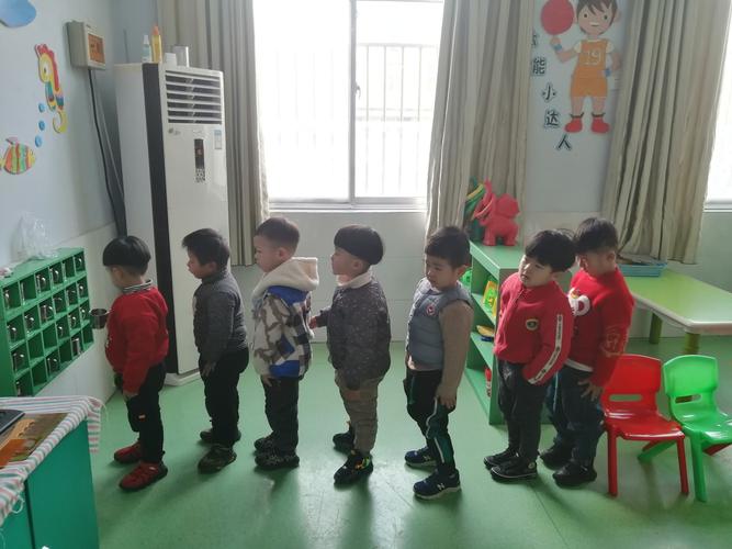 看看宝贝们从自己做起,从现在做起.排队喝水,不洒水!