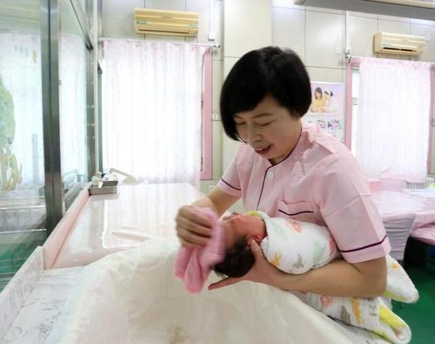 新生儿啥时候洗澡最合适?不是出生的第二天,听听国外专家的说法