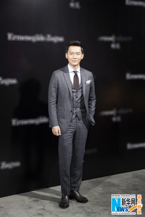 李晨满档工作忙 抵沪观影显露帅气精英范儿(图)