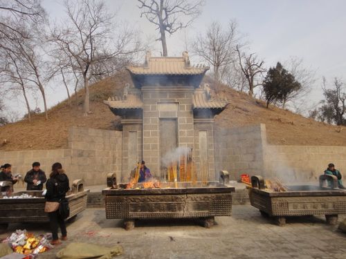 《淮阳县志》上载:碑文为"太昊伏羲氏之陵".