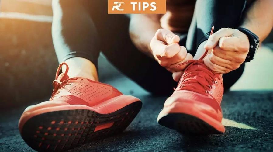 采取正常的交叉绑鞋带法,将鞋