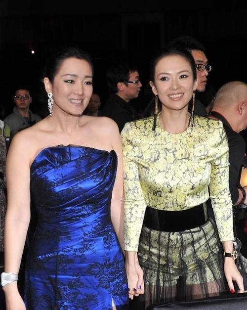 巩俐难逃发福穿褶皱礼服胖了一圈同框章子怡却更有贵妇范