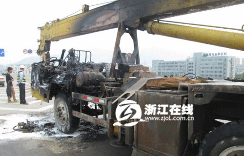温州瓯海大道上一大型吊车自燃 交警支招紧急情况下如何处理