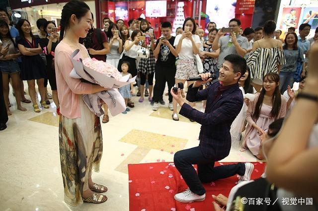 小邹的母亲看着手足无措的女儿,扶了扶额,揉了揉太阳穴,她毕竟也只是