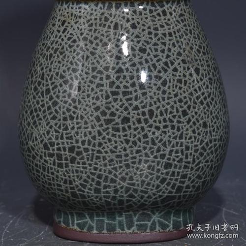 龙泉溪口官窑贯耳瓶