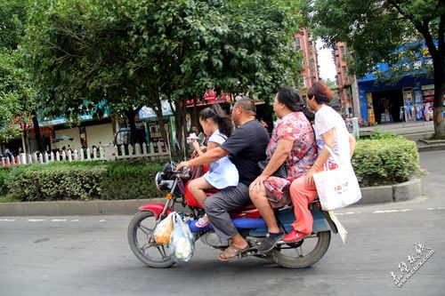 不顾自己与家人安全的严重超载摩托车
