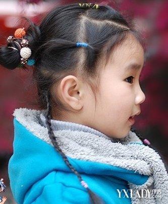 下面小编给大家简单几步的小孩扎头发方法.