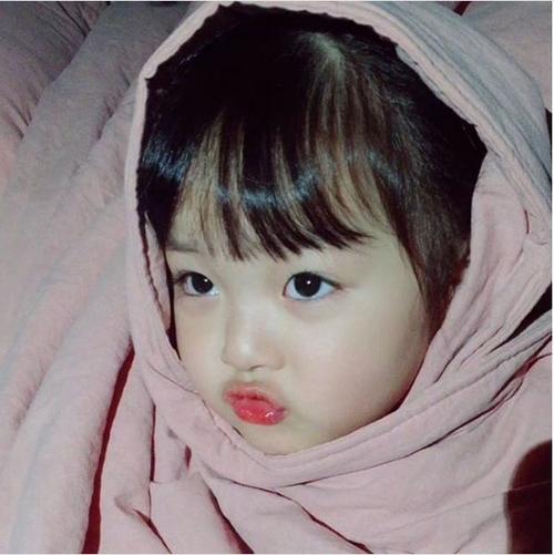 还是个爱嘟嘴卖萌的小孩儿