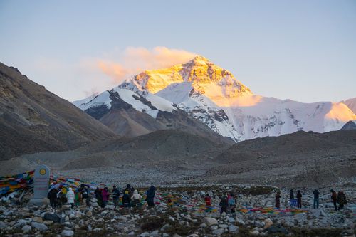 珠峰日照金山.