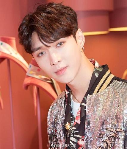 张艺兴出席奢侈品牌活动,戴的美瞳也太吓人了