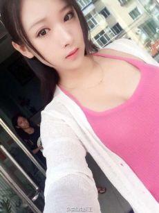 窗台上90后蕾丝内衣酥胸翘臀美女大胆疯狂自拍私房诱惑图片