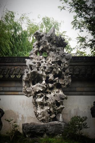 江南名石"玉玲珑",传说是宋代花石纲遗物,院内之宝