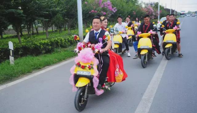 阜阳街头火了公交车当婚车路人惊叹