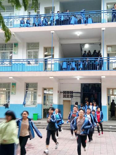 "不忘国耻,牢记国防"一一黄台岗镇中学"9.18"防空国防