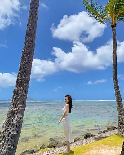 蓝天白云,椰树下的美女格外美丽