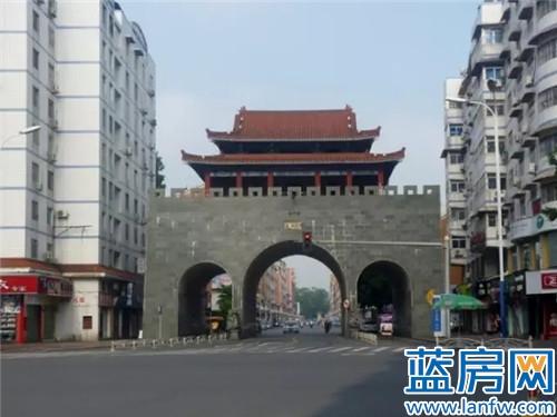 漳州文昌门掉墙砖了!从这里经过要小心你的头!