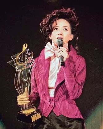 拍卖女儿内衣裤梅艳芳95岁母亲再申请7100万生活费所作所为令人寒心