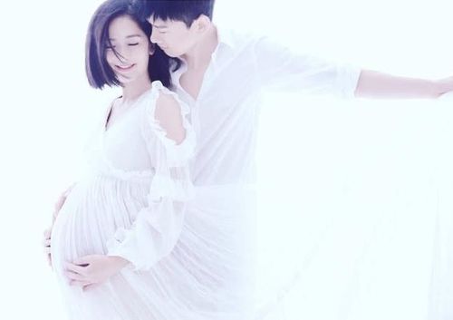 明星爱妻哪家强?张杰晒谢娜孕肚照,沙溢体验十级阵痛疼成表情包