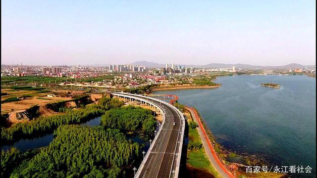 学校对面就是武安市洺湖生态公园,大面积的绿地湿地,提升了周围的生态