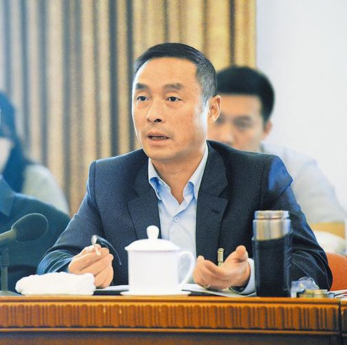 施杰委员违法占用高速公路应急通道可考虑拘留