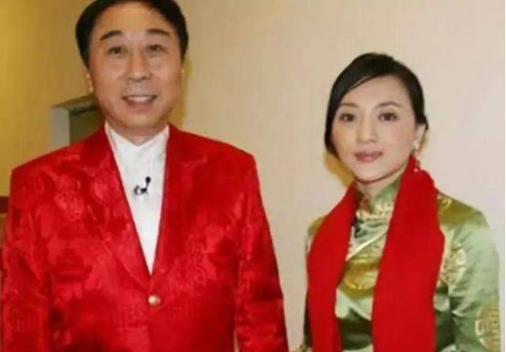 春晚"钉子户"冯巩近照,隐藏38年的老婆,竟然是家喻