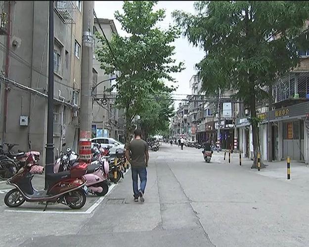 走访中,还有居民反映蓬莱新村一楼道前通道狭窄,不能摆放电动自行车